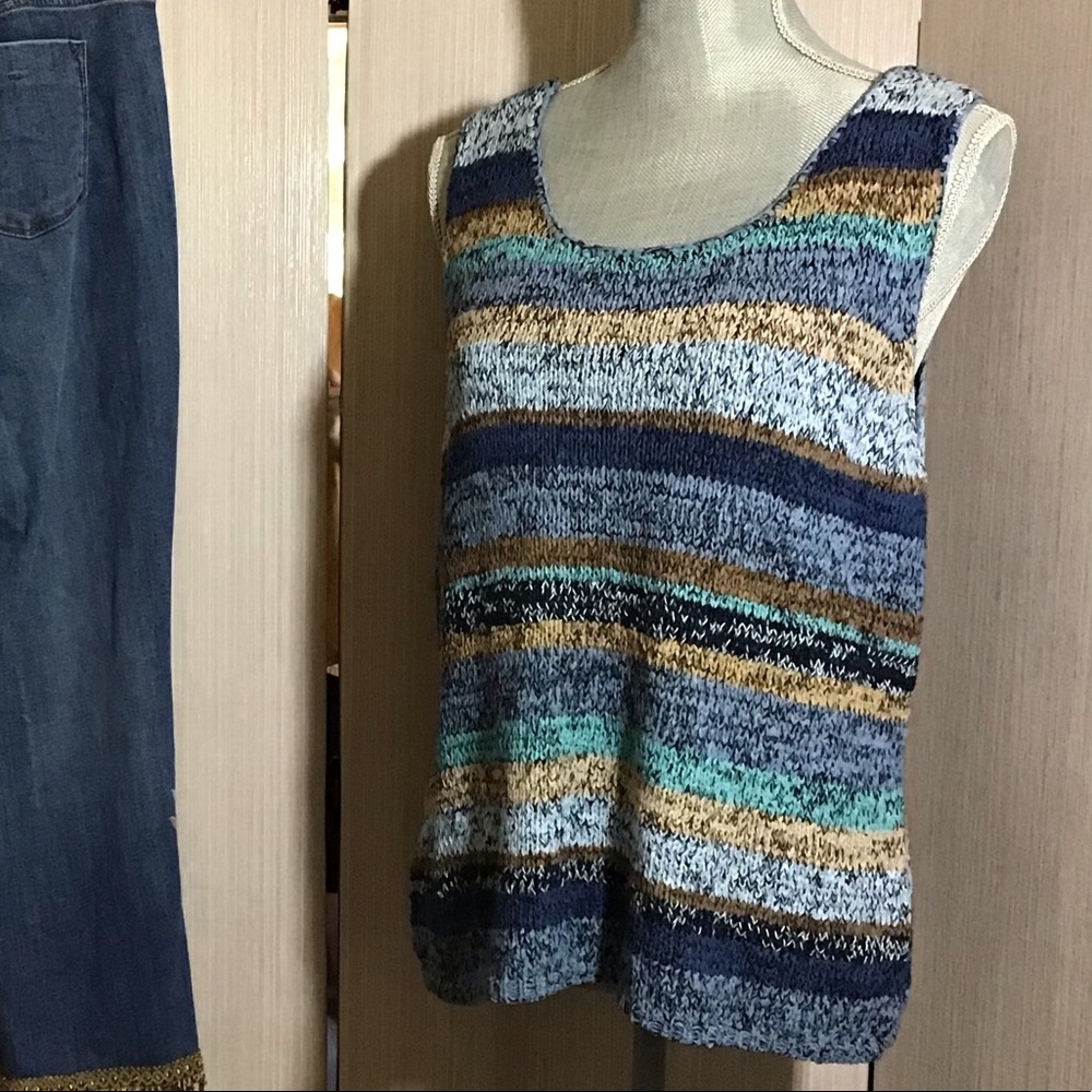 First Issue Liz Claiborne knitted tank